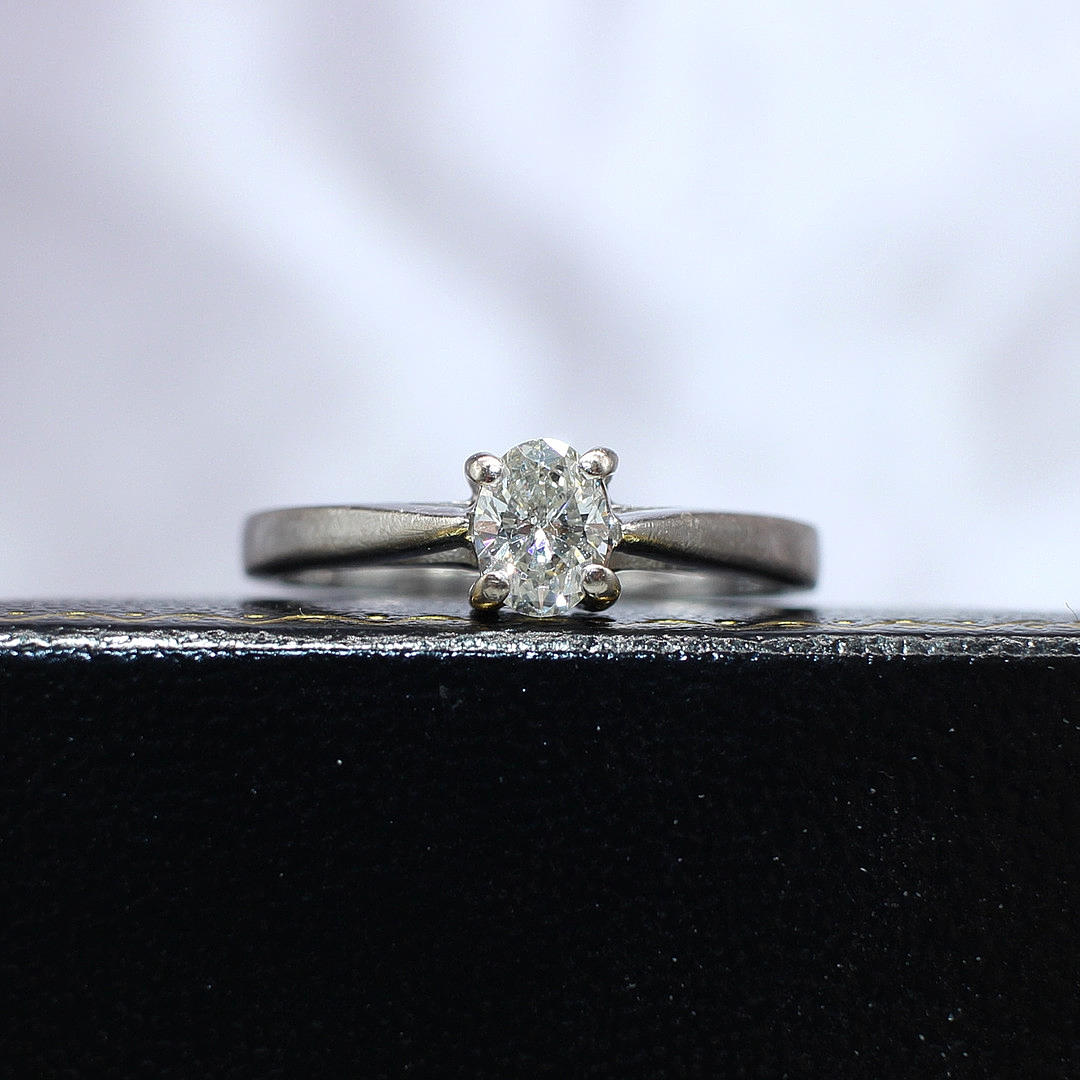 CERTIFIED 18K DIAMOND SOLITAIRE RING.