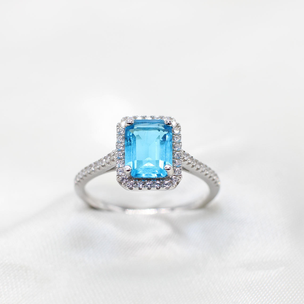 SILVER RING WITH BLUE STONE.