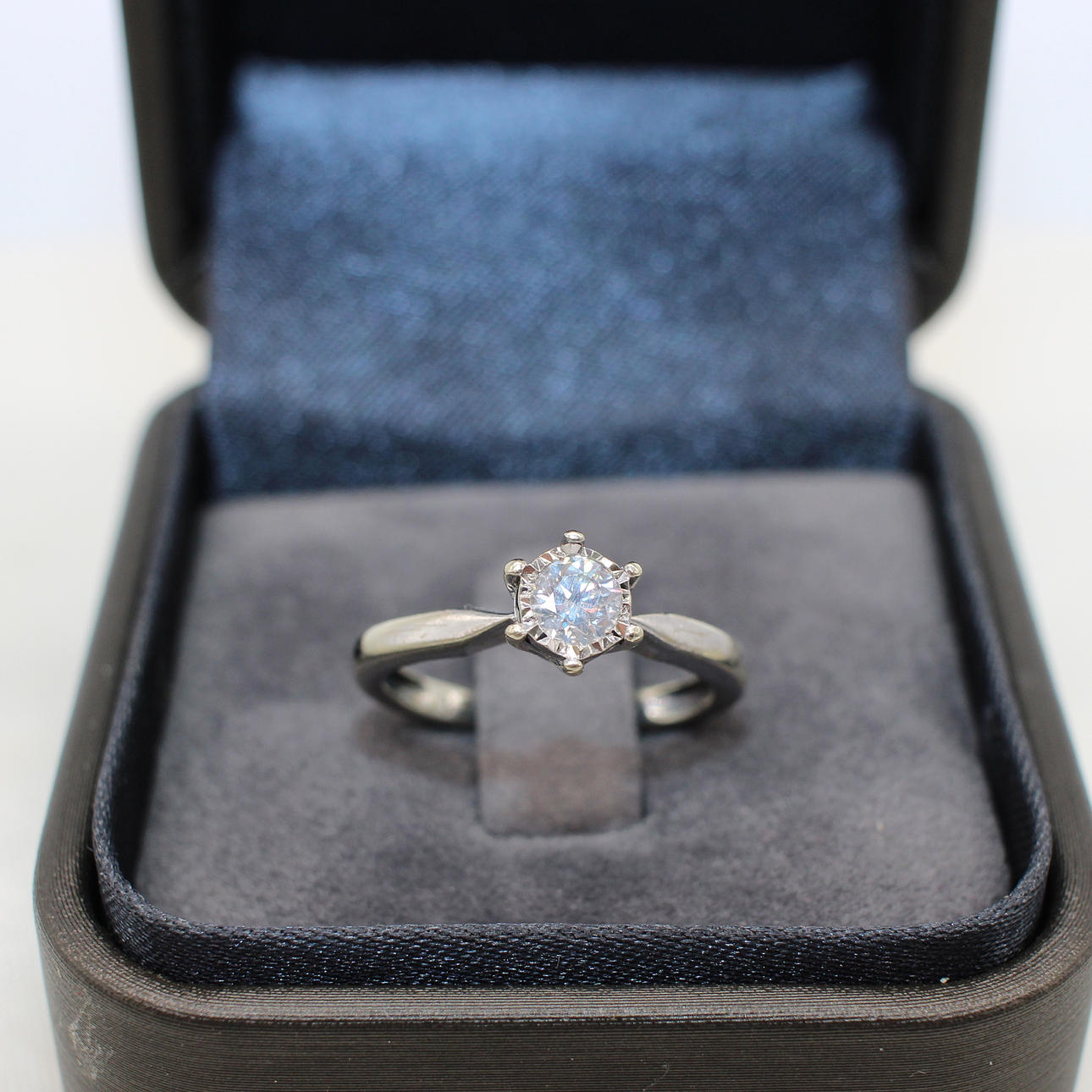 DIAMOND SOLITAIRE RING.