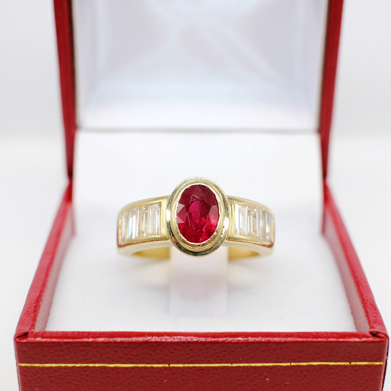 18K HEAVY (12.15G) RUBY & DIAMOND RING.