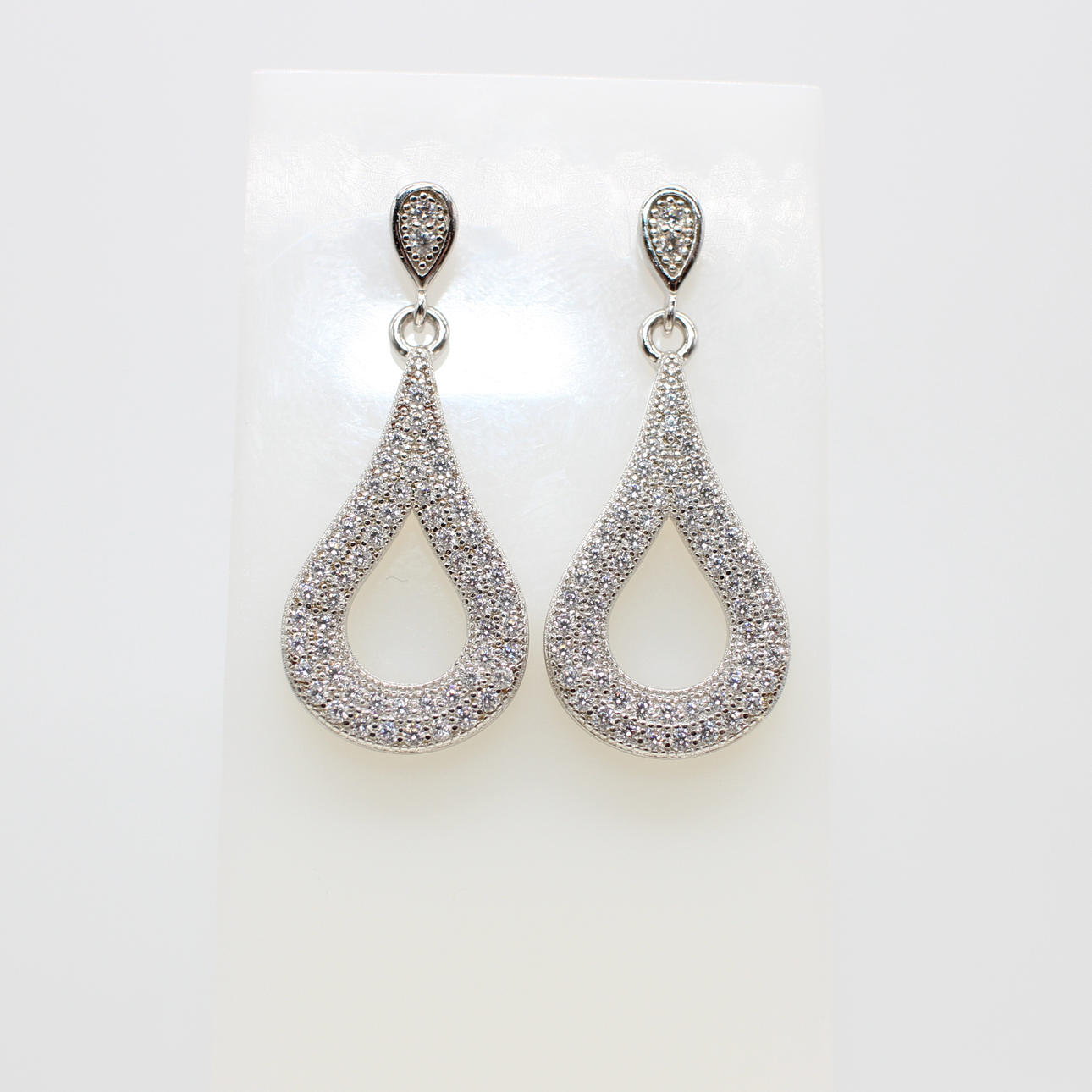 SILVER TEAR-DROP EARRINGS.