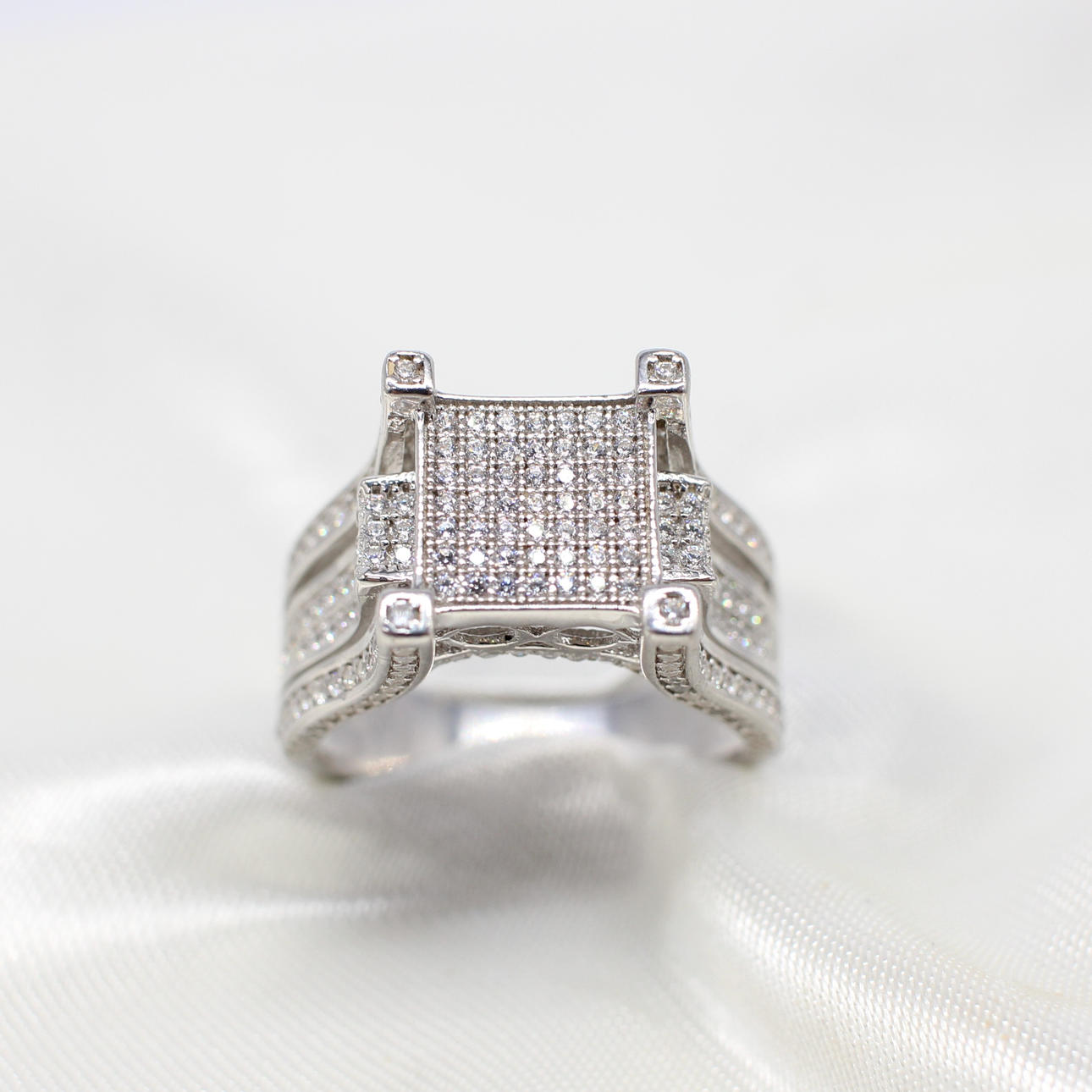 A LARGE SILVER DINNER RING.