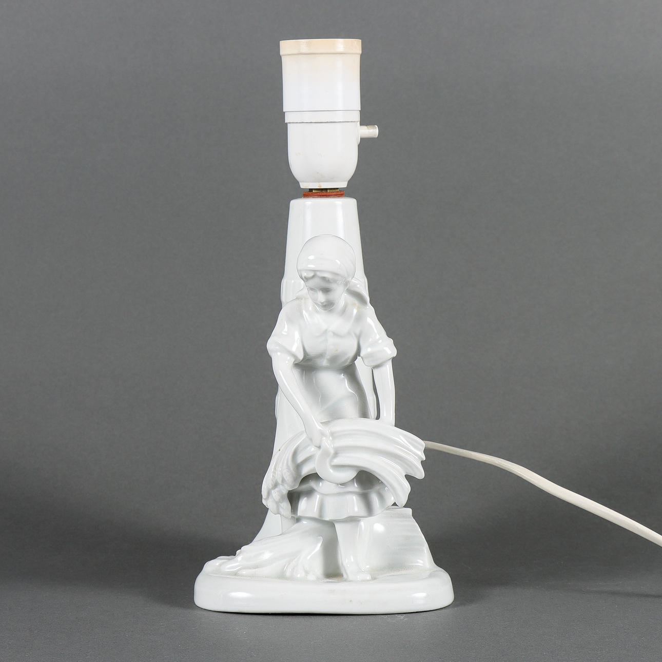 LAMPFOT porslin, med figurin.