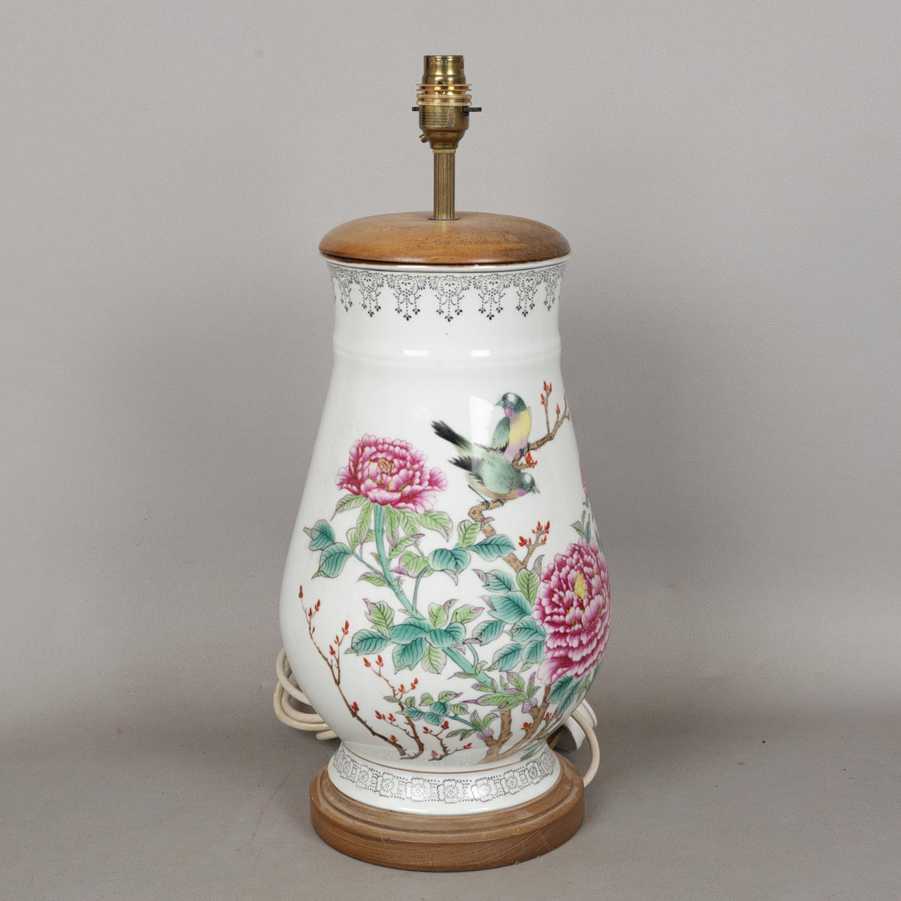 A CHINESE PORCELAIN TABLE LAMP BASE.