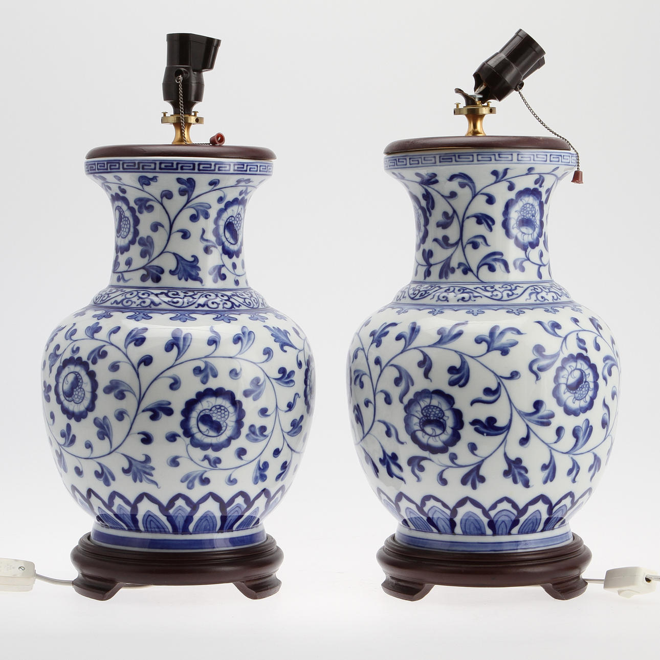BORDSLAMPOR, ett par, porslin, Kina, 1900-talets andra hälft.