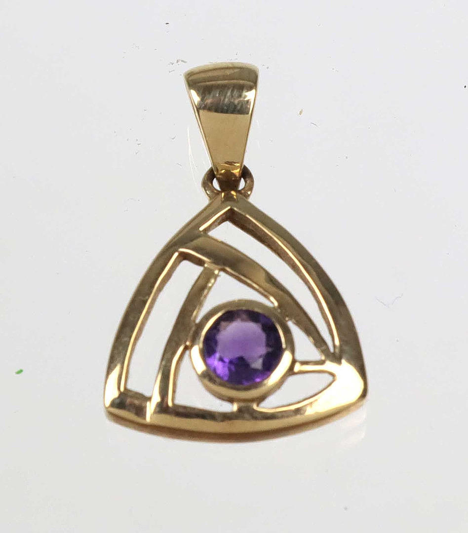 Amethyst pendant in 375 gold.