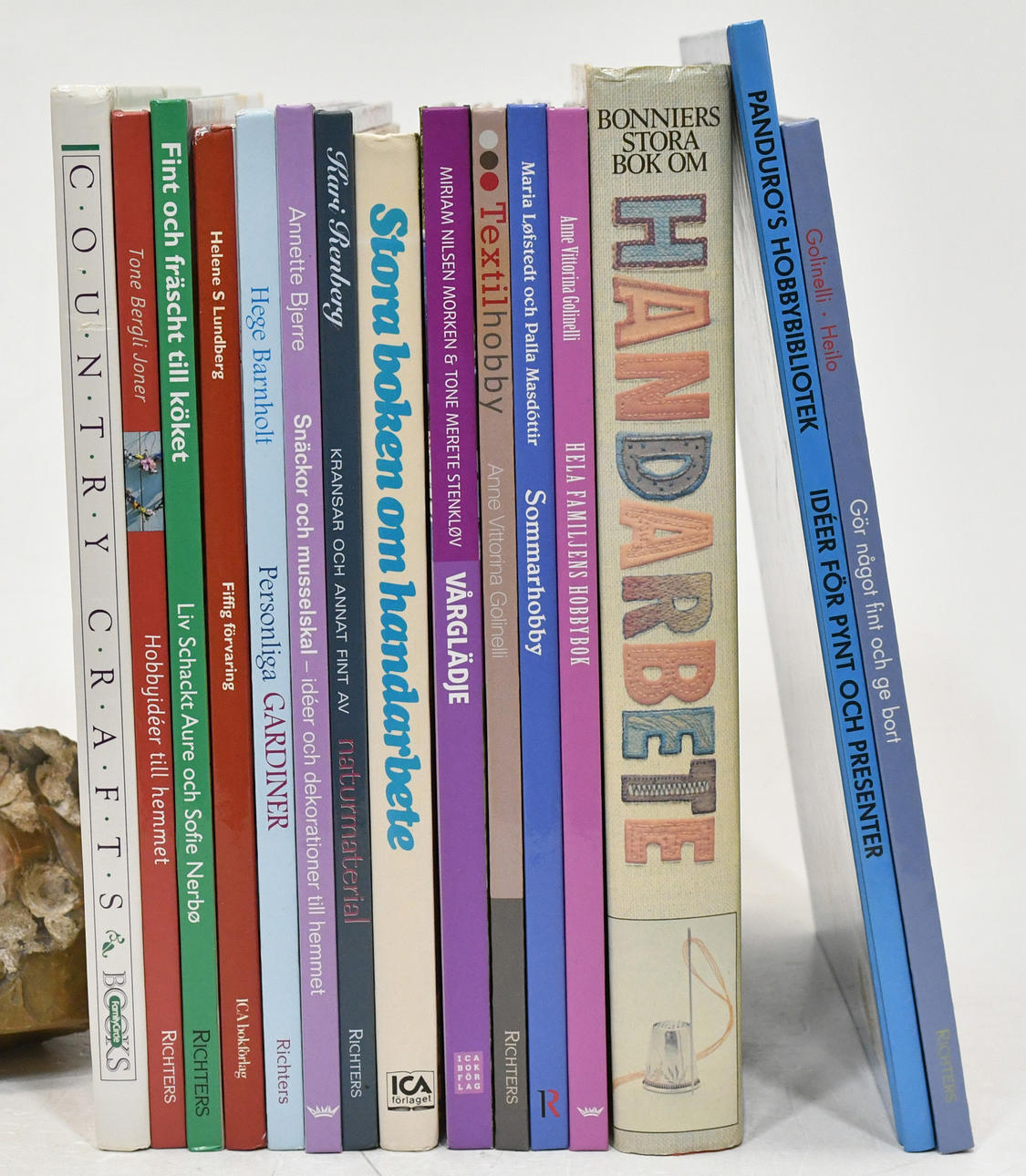 Books about needlework & hobby. 15 Volumes.