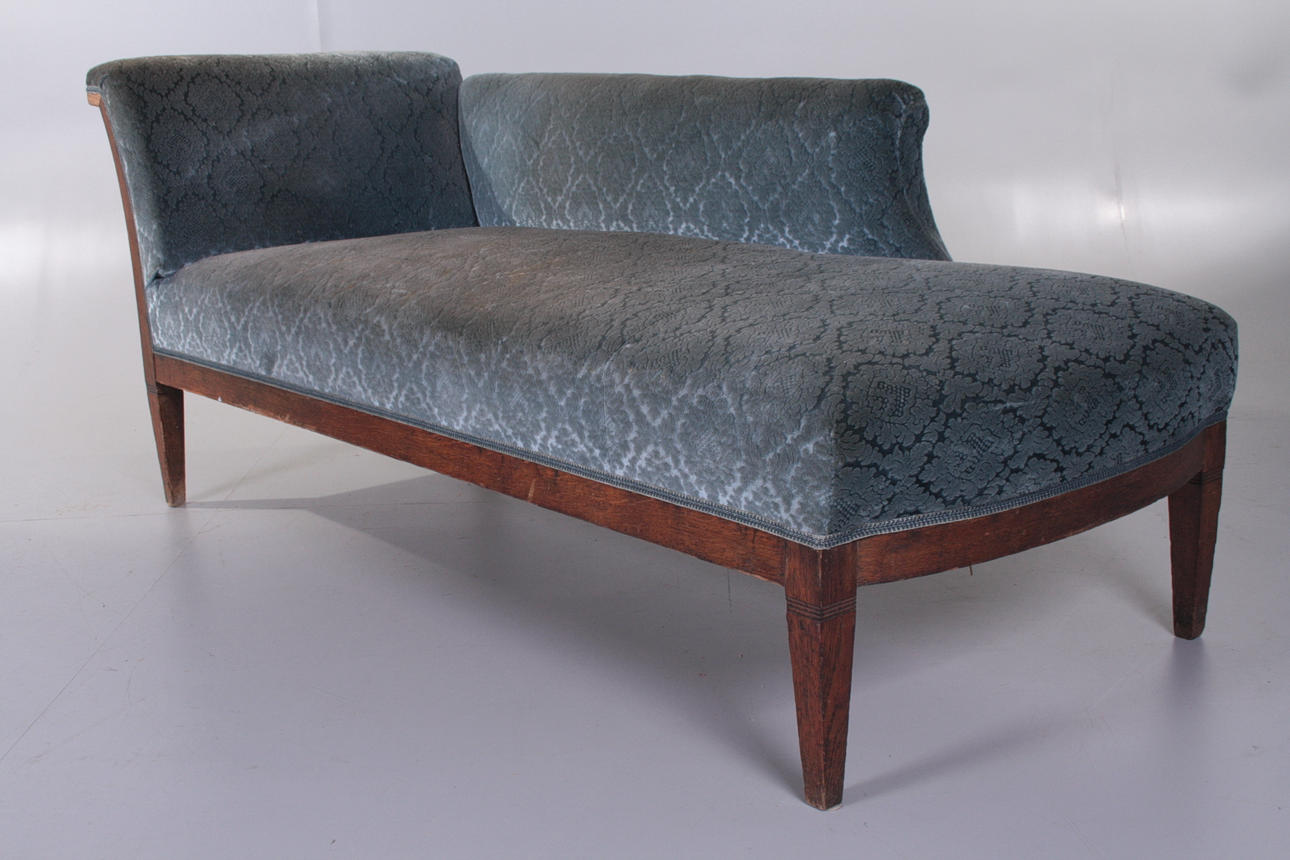 SCHÄSLONG, blå plysch, sent 1800-tal.