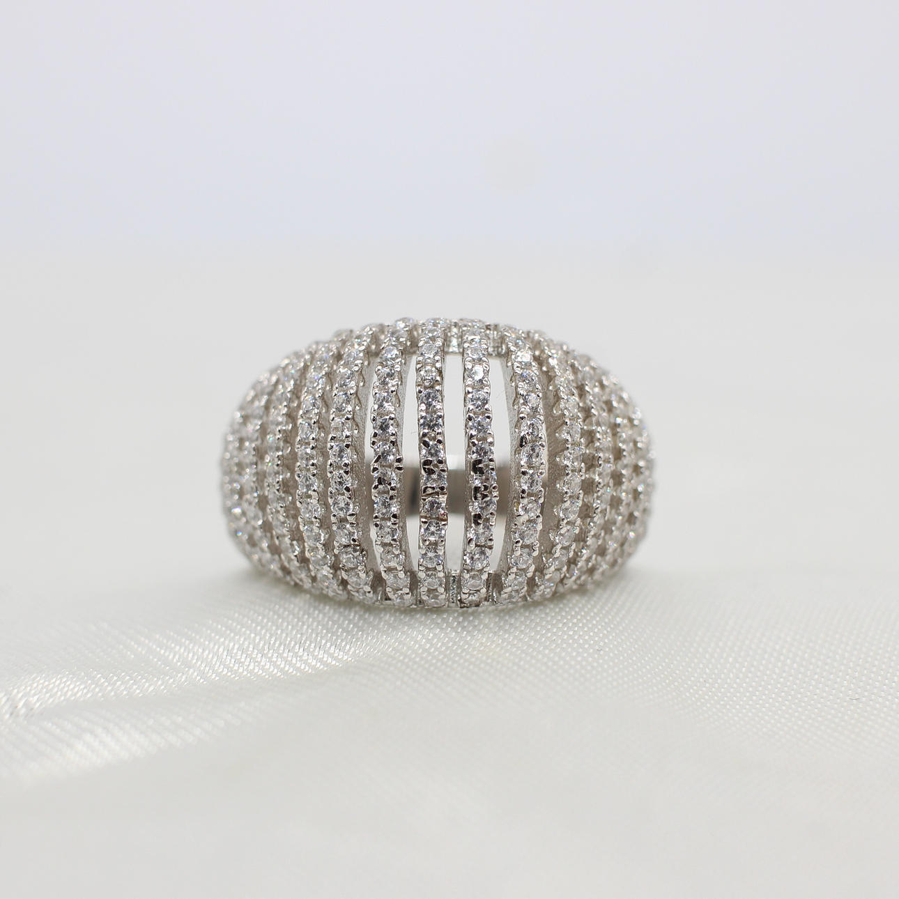 SILVER & CUBIC ZIRCONIA LATTICE RING.