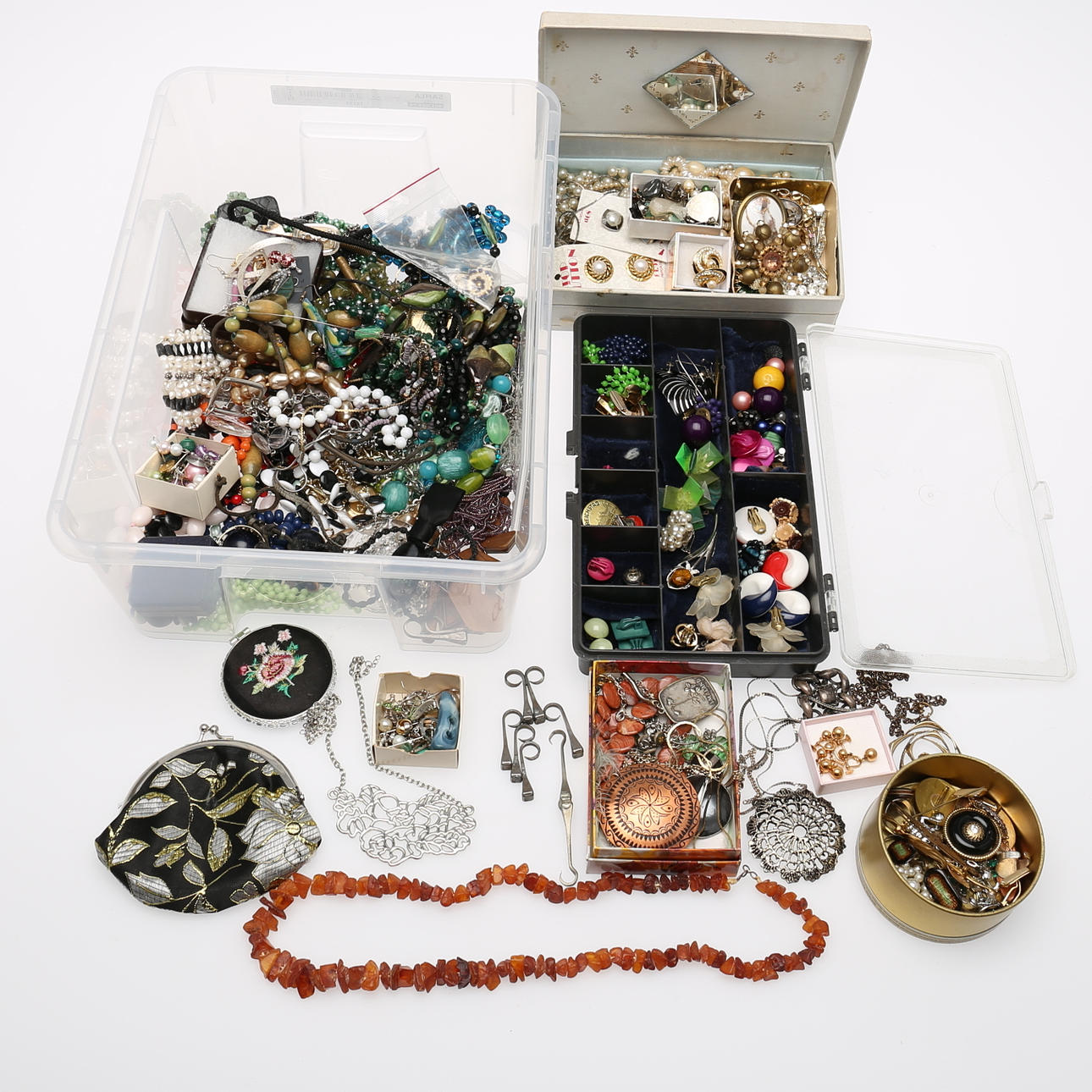 PARTI BIJOUTERIER M M. Bland annat broscher, halsband, bärnsten med mera. 1900-tal.