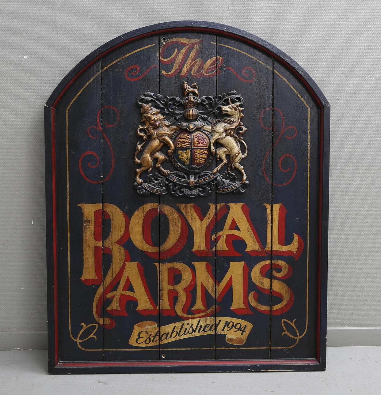 PUBSKYLT, trä, "The Royal Arms", Linköping, 1900-tal.