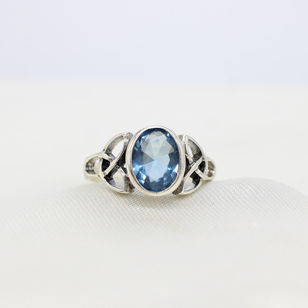 SILVER CELTIC STYLE RING.