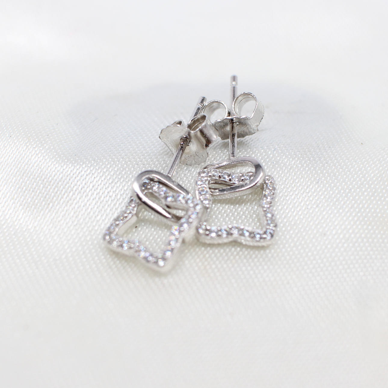 SILVER STAR DROP EARRINGS.