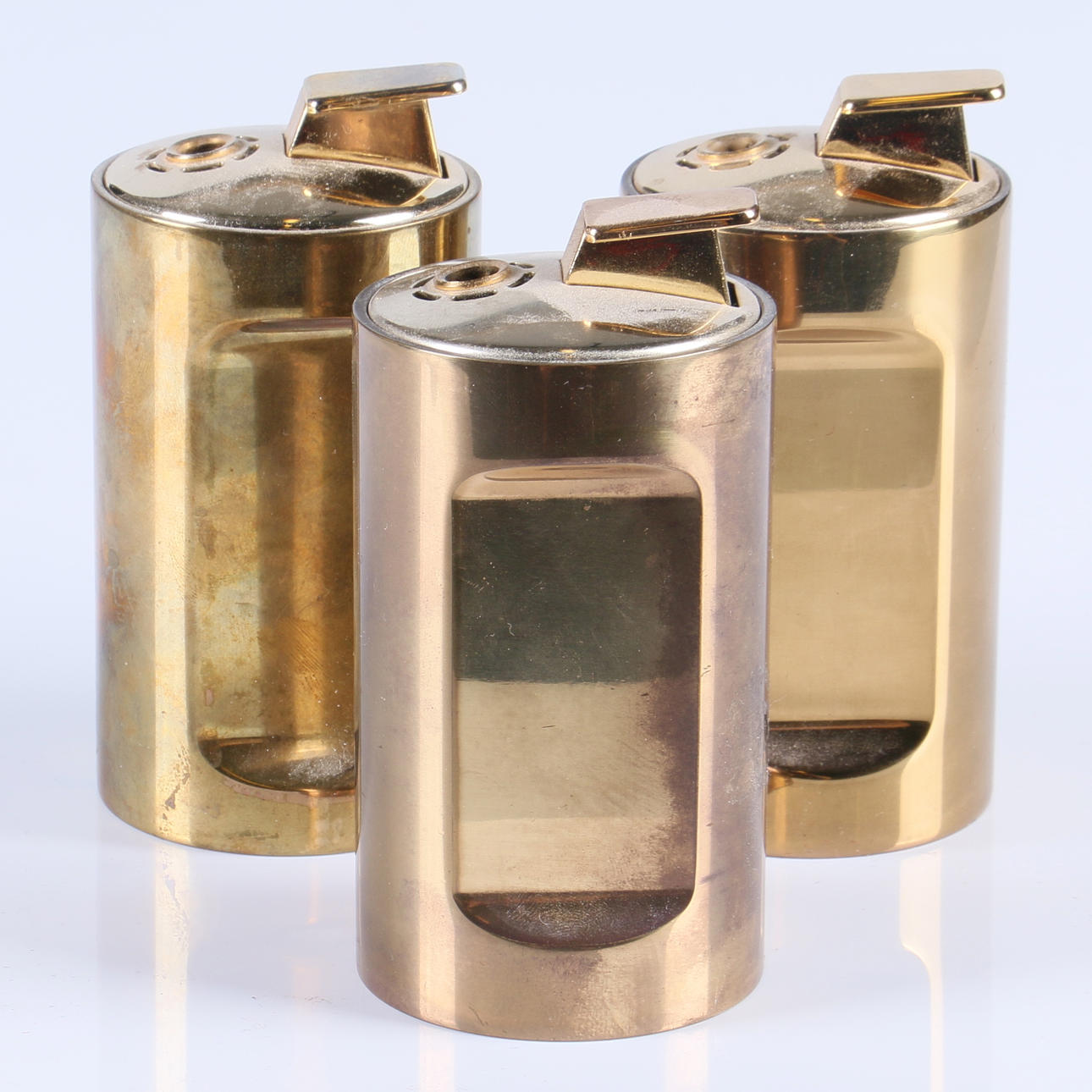 BORDSTÄNDARE, 3 st. Mässing, Pierre Forsell, 1900-tal.