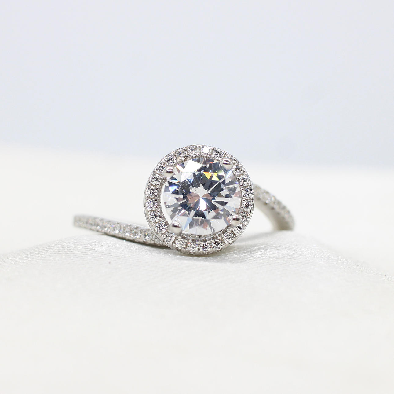 SILVER CUBIC ZIRCONIA SOLITAIRE RING.