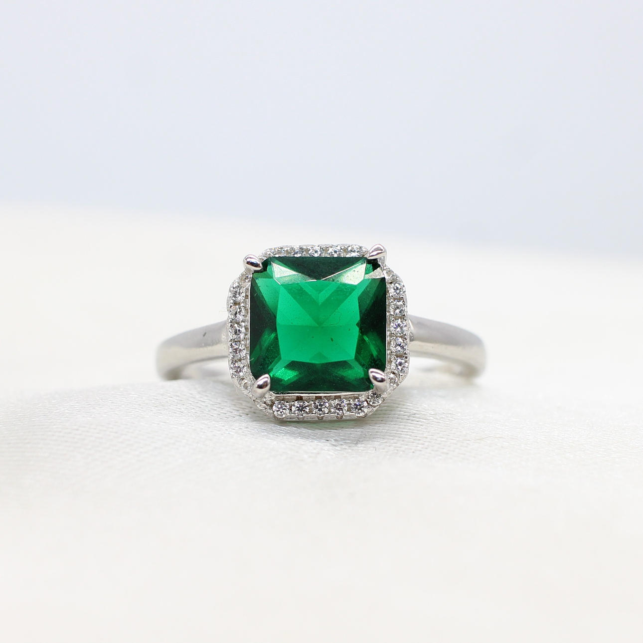 SILVER & GREEN CUBIC ZIRCONIA RING.
