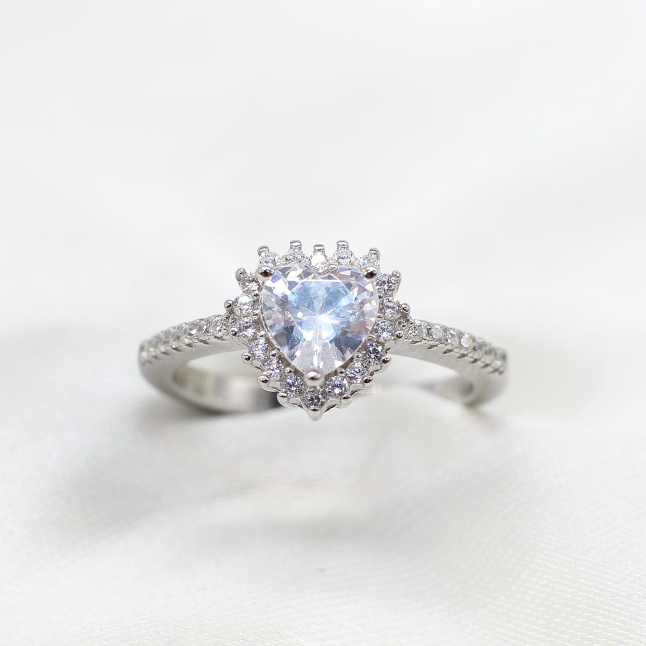 SILVER RING WITH HEART CUBIC ZIRCONIA.