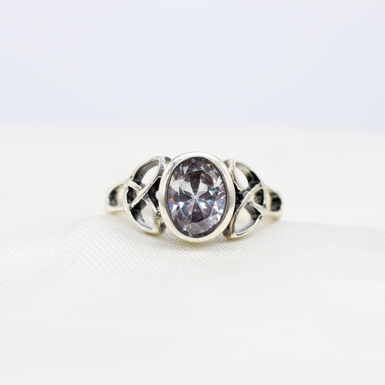 SILVER CELTIC STYLE RING.