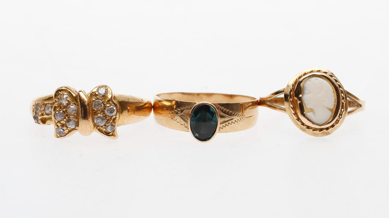 RINGAR, 3 st, 18k guld, vikt ca 8,4 gr.