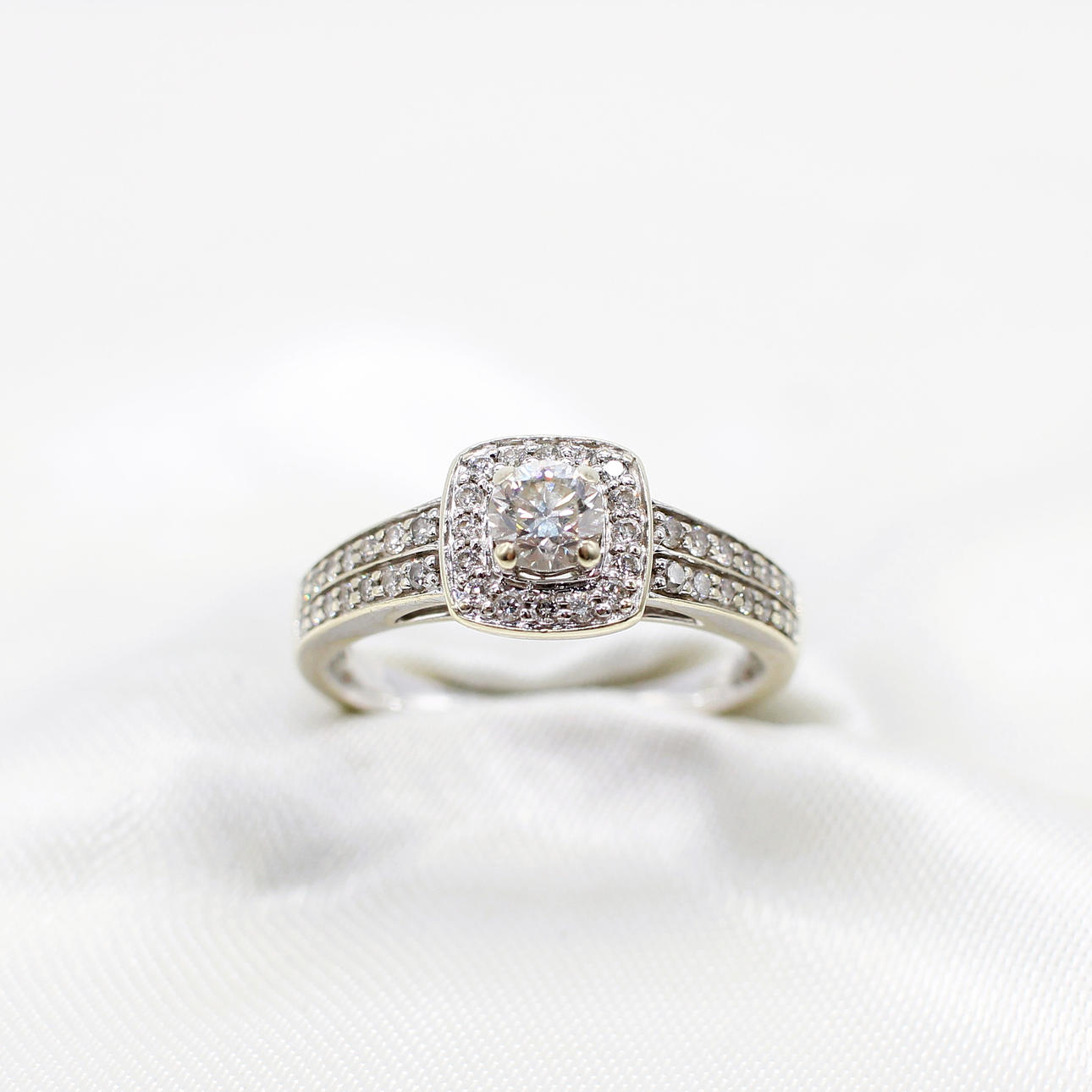 0.65CT DIAMOND CLUSTER RING.