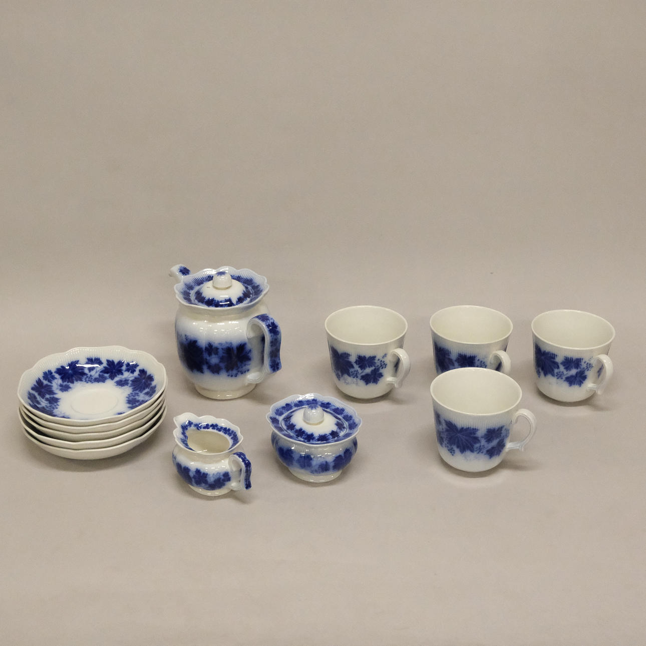 GEFLE, CHOCOLATE TABLEWARE “GRAPEVINE”, 12 PIECES.