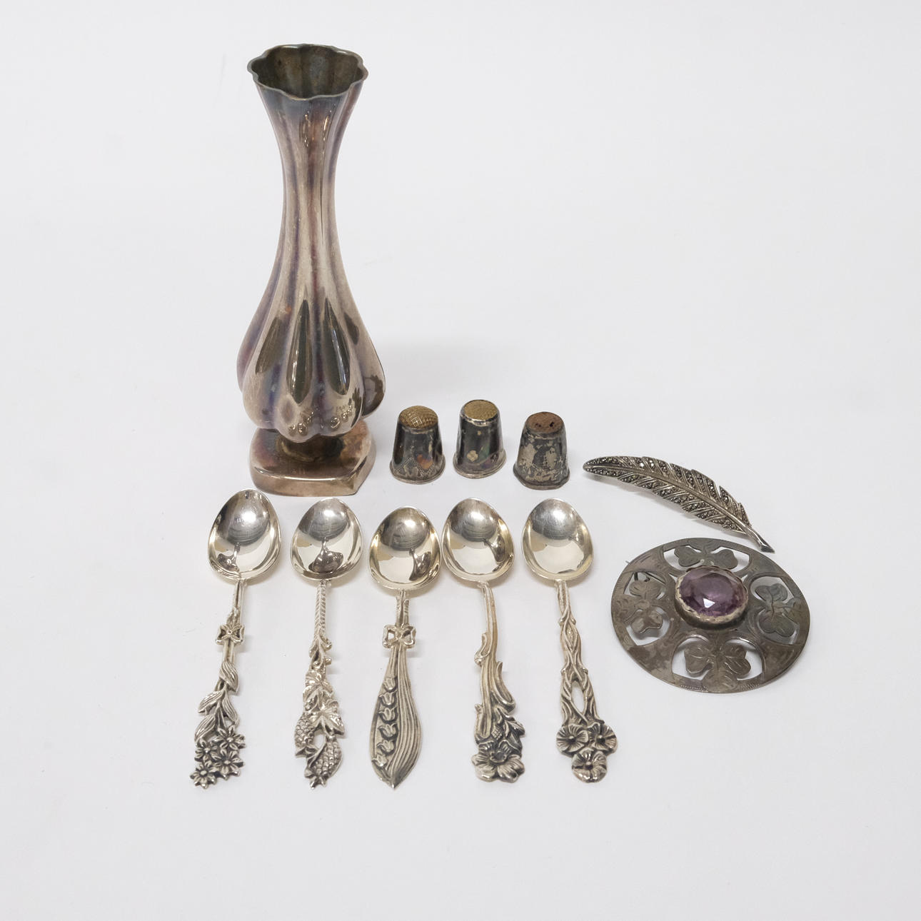 LOT OBJECTS SILVER, SPOONS, BROOCHES, THIMBLES, VASE.