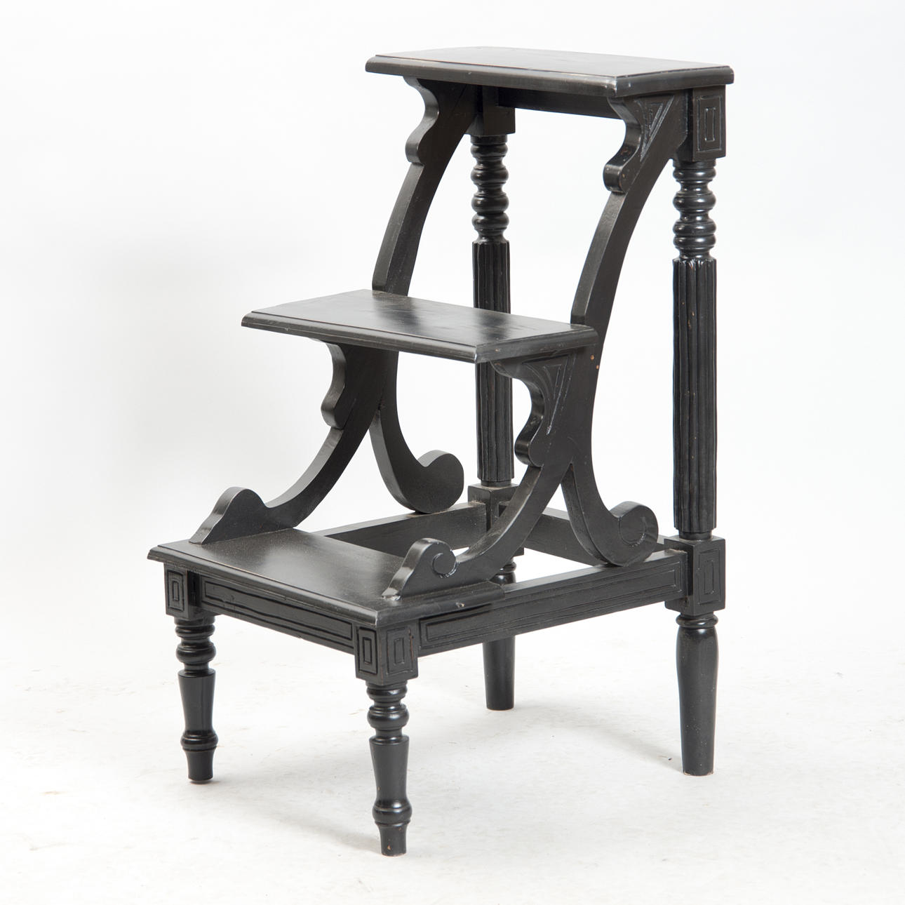 BIBLIOTEKSSTEGE, viktoriansk stil, svartmålad, samtida.