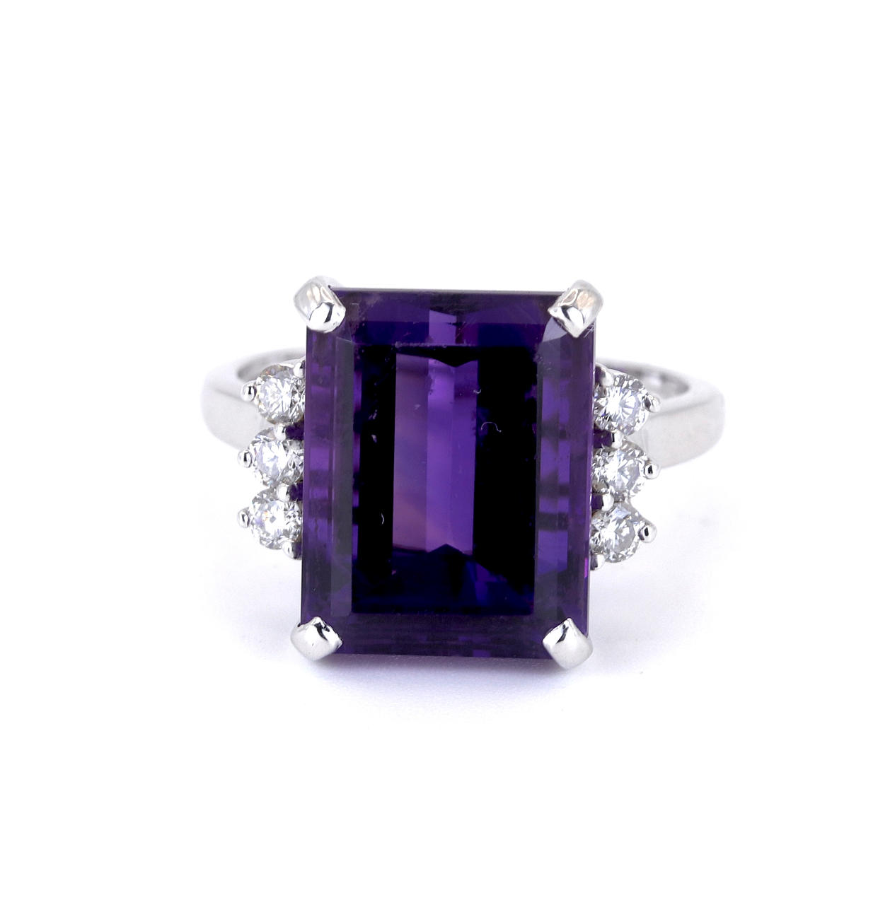 18CT WHITE GOLD AMETHYST & DIAMOND SET RING.