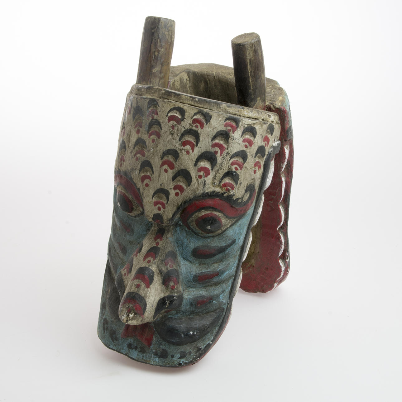 RITUALMASK, målat och snidat trä, Borneo, samtida.