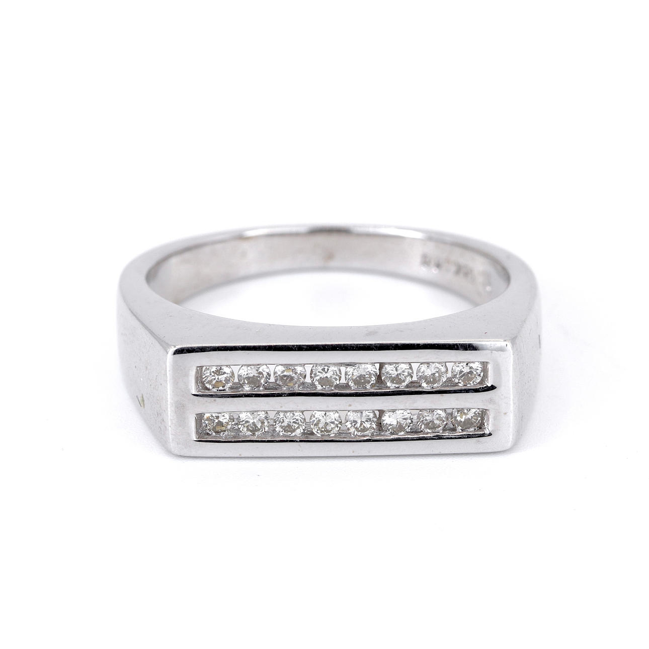 18CT WHITE GOLD DIAMOND SET SIGNET RING.