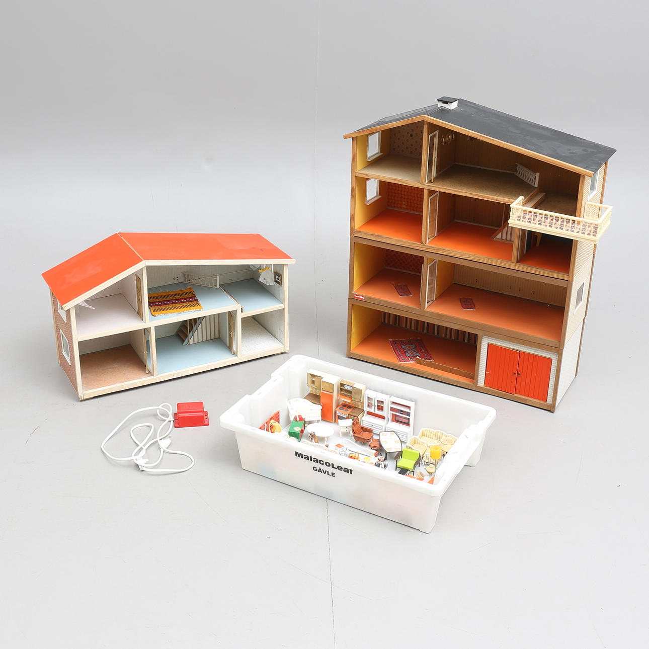 DOCKHUS, samt dockmöbler och dockor, Lundby, 1900-tal.