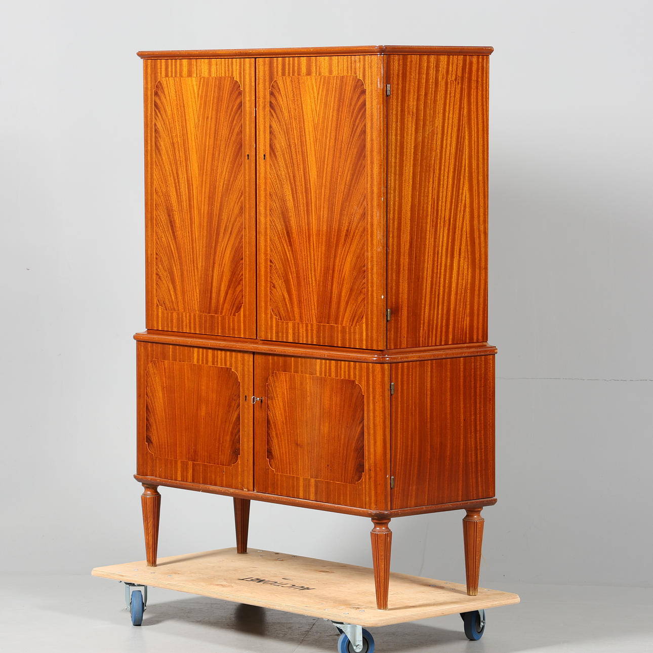 LINNESKÅP, Mahogny, 1900-talets andra hälft.