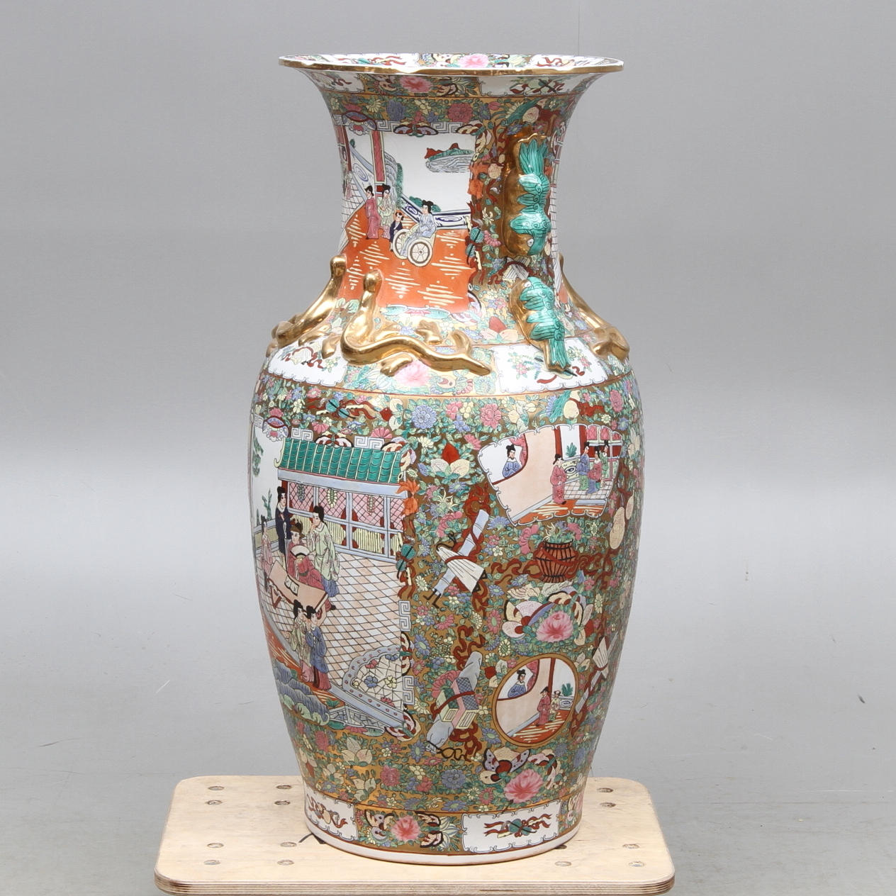 GOLVURNA, porslin, Kina, 1900-tal.