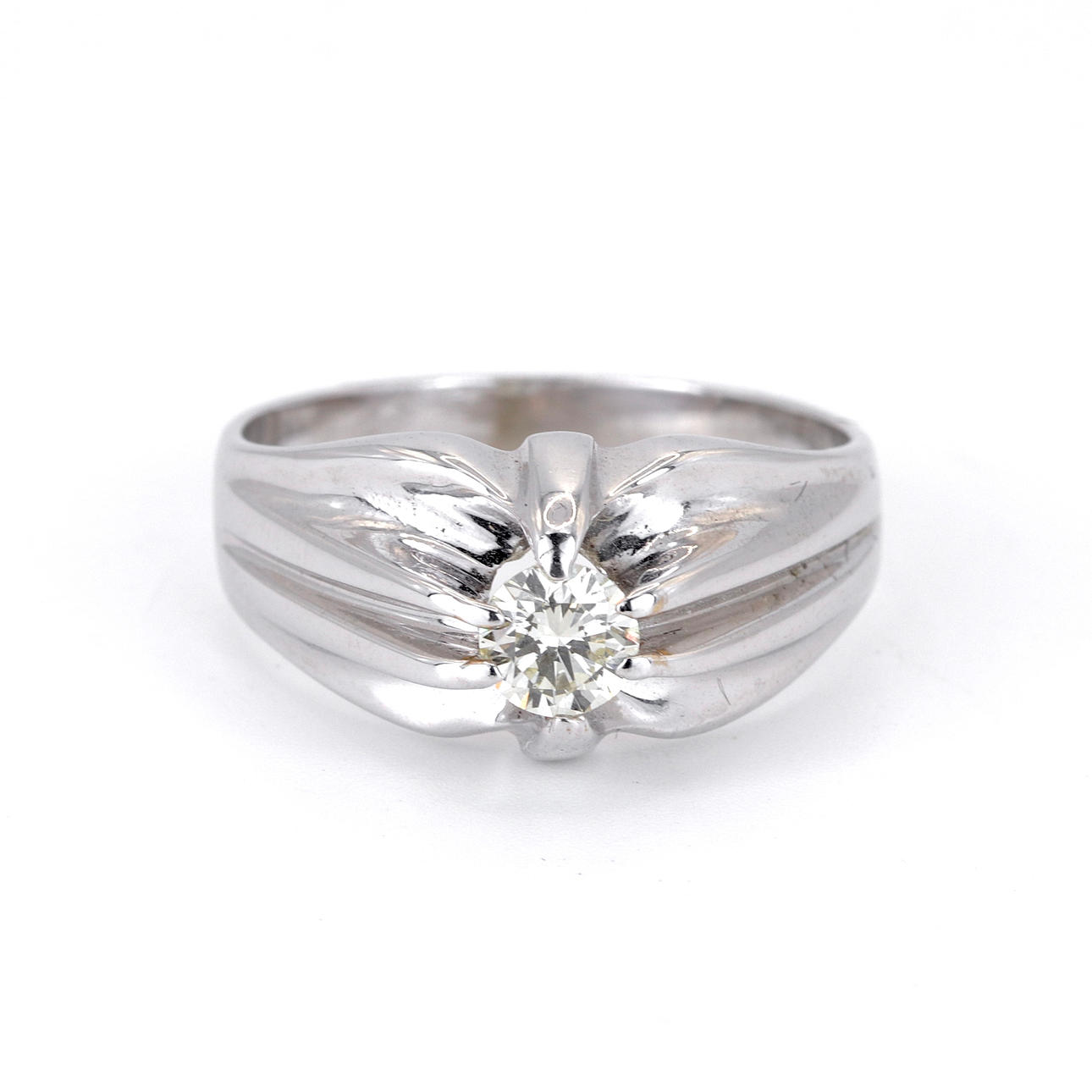 18CT WHITE GOLD DIAMOND SET SIGNET RING.