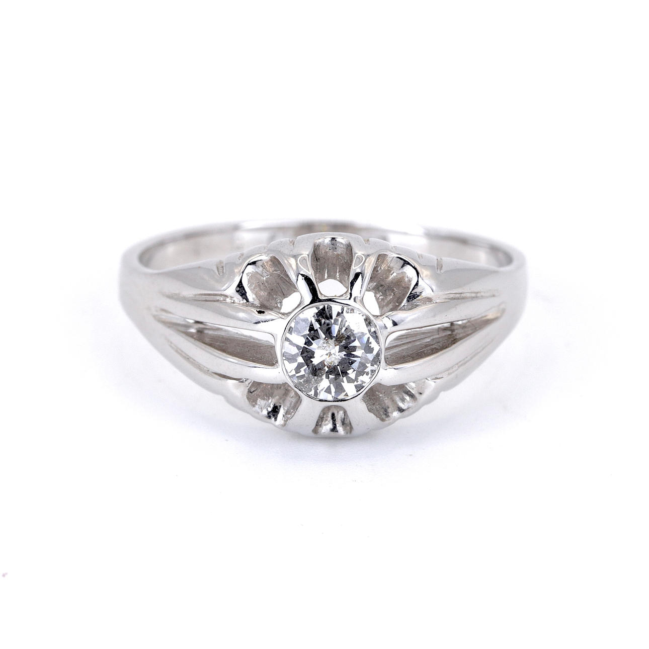 18CT WHITE GOLD DIAMOND SET SIGNET RING.