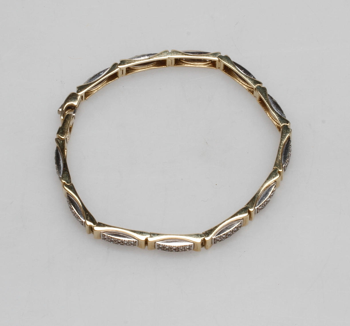 ARMBAND MED STENAR, 14k guld, vikt ca 18,5 gr.