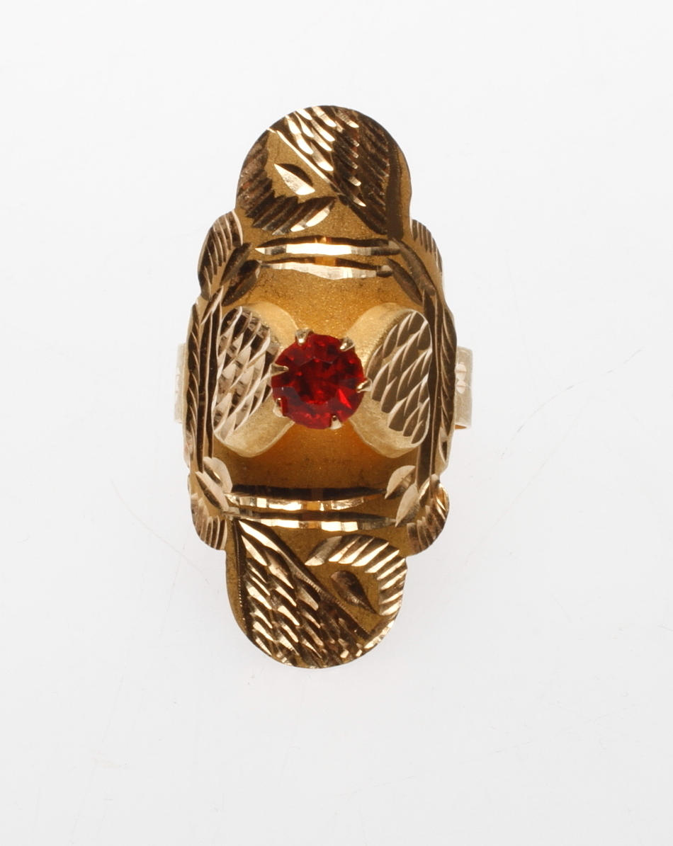 RING MIT ROTEM STEIN, 21 Karat Gold, Gewicht ca. 3 gr.