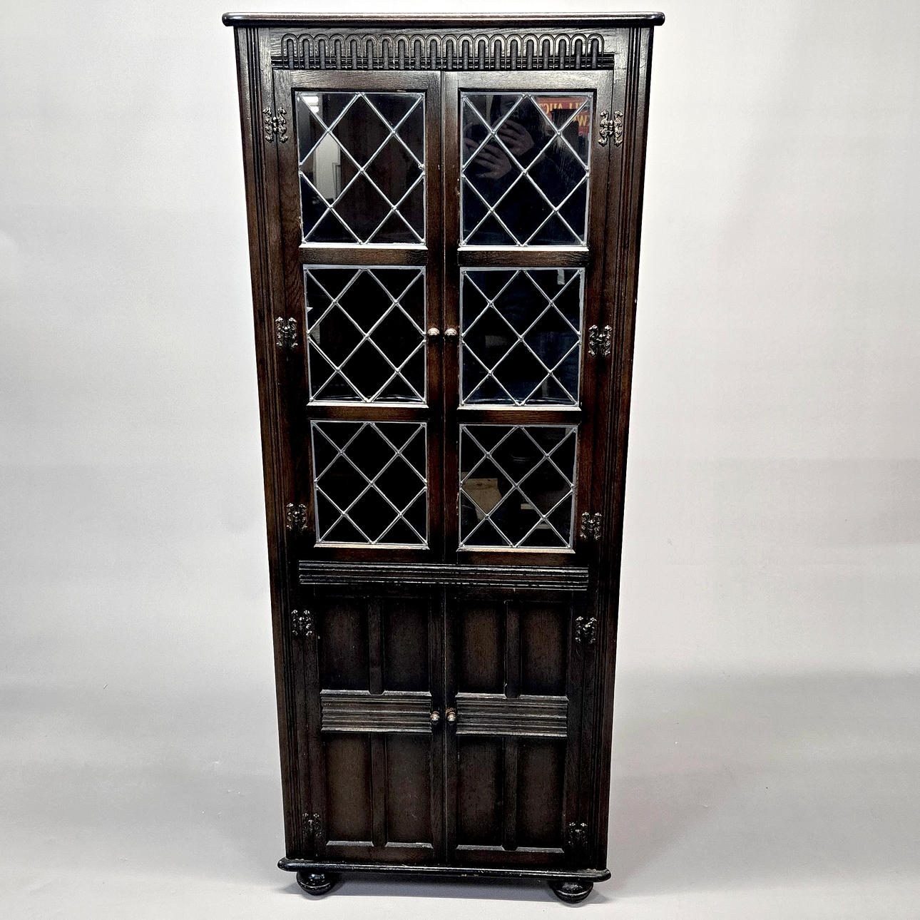 DARK OAK CORNER CABINET.