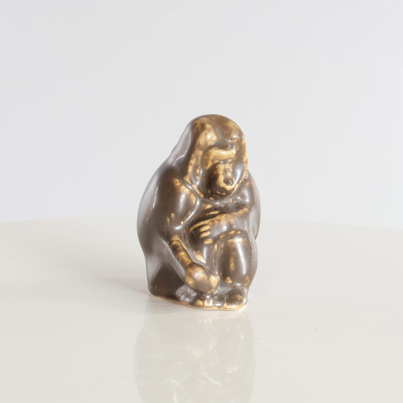 MICHAEL ANDERSEN. Figurin i form av en apa, Michael Andersen & Søn, brun harepälsglasyr, Bornholm, Danmark.