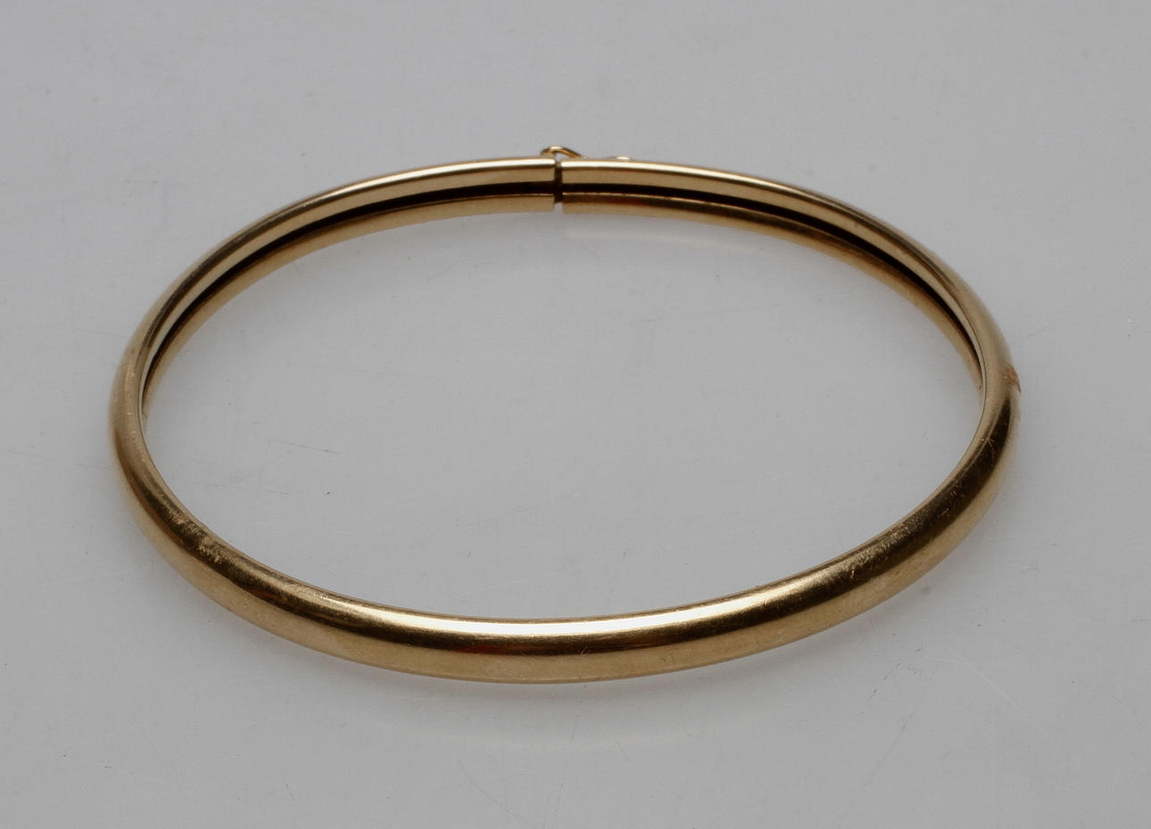 STEL ARMRING ALTON, 18k guld, vikt ca 8,6 gr.