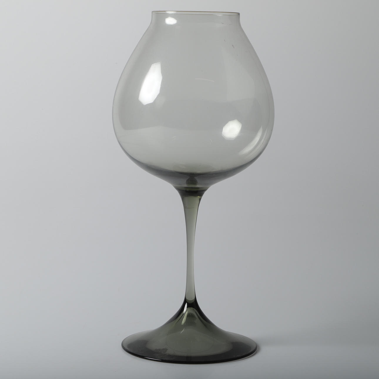 TULPANGLAS, rökfärgat, 1900-talets mitt.