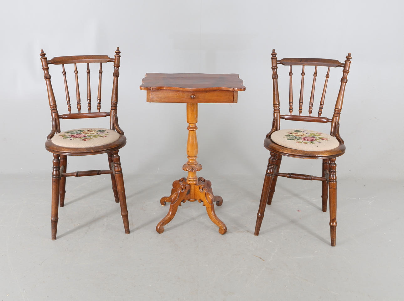 STOLAR samt BORD, 3 delar.