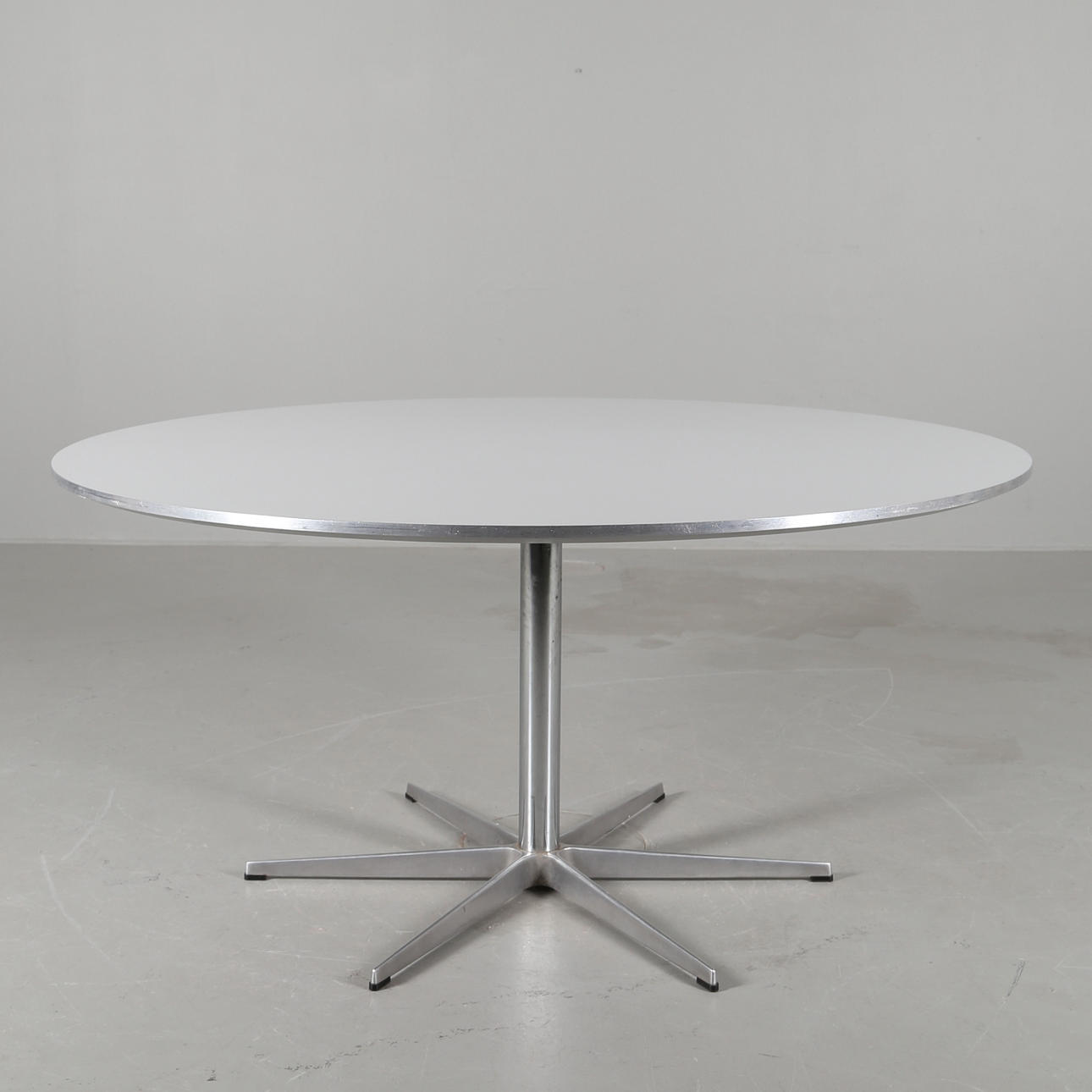 BORD, Arne Jacobsen, Fritz Hansen.