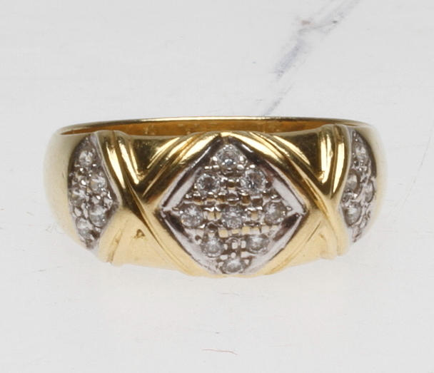 RING MED STENAR, 18k guld, vikt ca 5 gr.