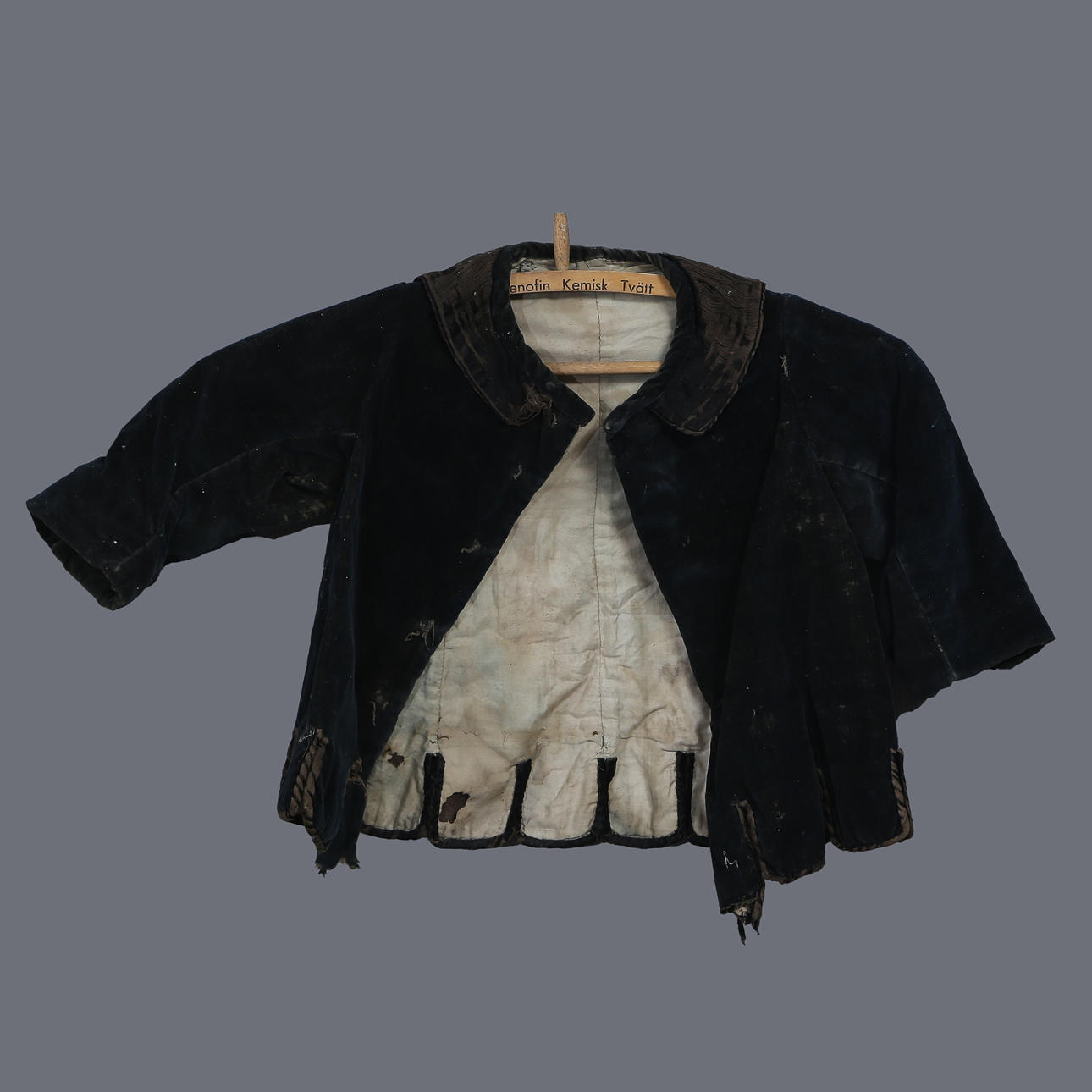 CHILDREN'S JACKET 19TH CENTURY.