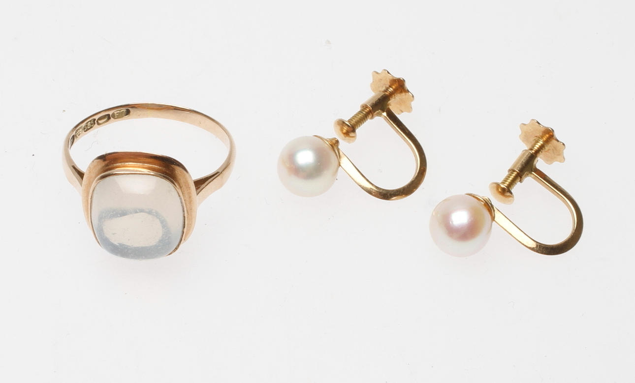 RING MED STEN SAMT 1 PAR ÖRHÄNGEN MED PÄRLA, 14-18k guld, total vikt ca 4 gr.