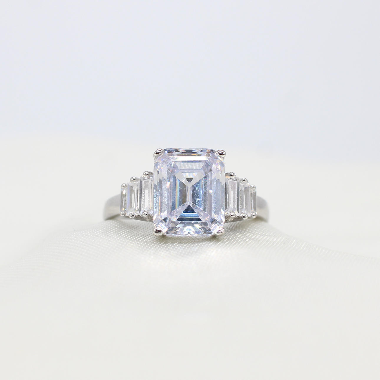 SILVER ART-DECO STYLE RING.