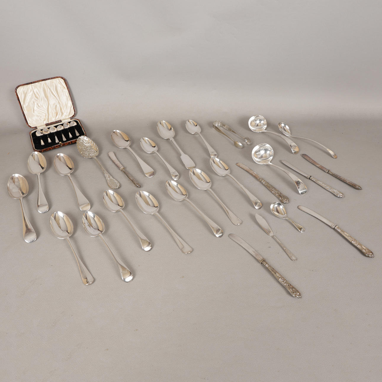 A COLLECTION OF SILVER PLATED WARE (QTY).