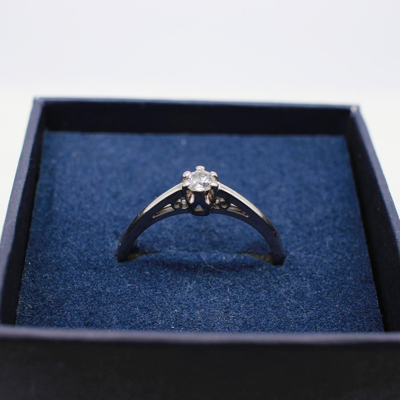 DIAMOND SOLITAIRE RING.