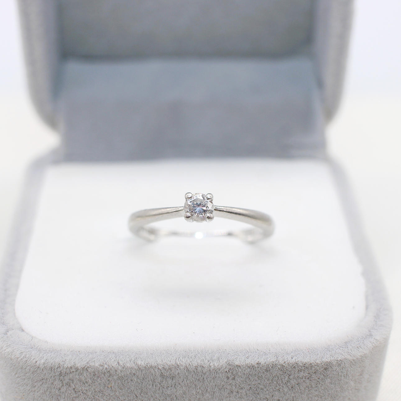 PLATINUM DIAMOND SOLITAIRE RING.